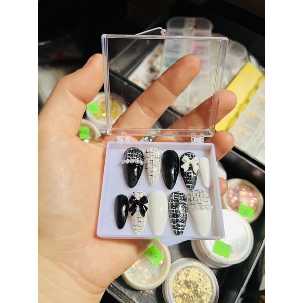 Móng úp thiết kế màu đen kẻ tặng kèm keo và dũa.