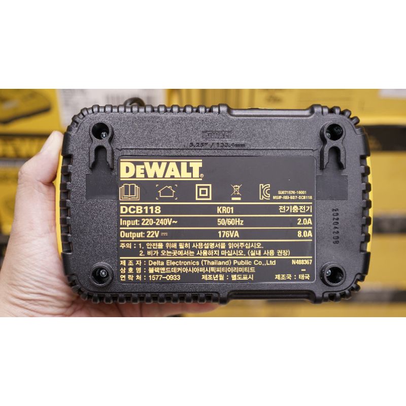 DMTT Sạc Nhanh Dewalt DCB 118-KR, 220V, Bảo Hành Chính Hãng 12 Tháng