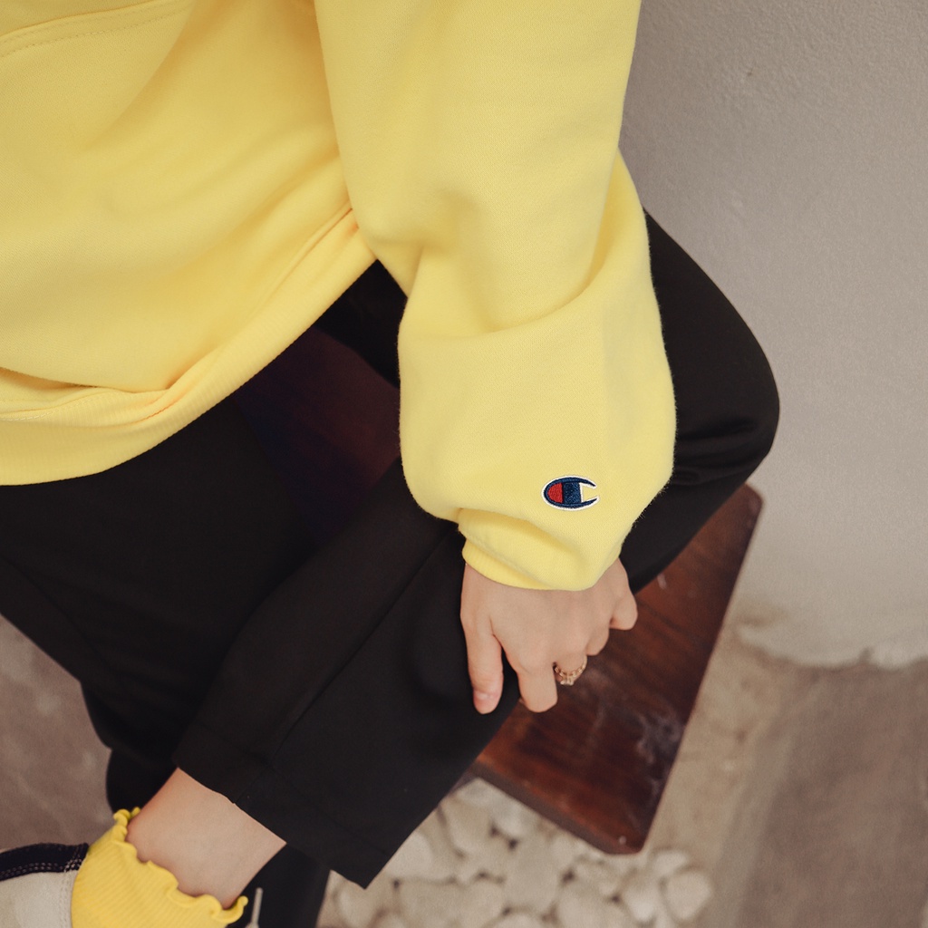 Áo Hoodie Thêu Logo Champion Sắc Nét Phía Trước-Chất Vải Nỉ Bông Cotton-Form Rộng Rãi Unisex Nam Nữ-Màu Vàng Nhạt