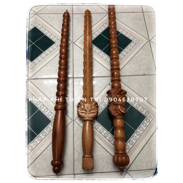 Roi phong thuỷ 9 đoạn , gỗ đào, dài 60cm , có 2 loại roi vuông và roi tròn, trên thân được đục khắc cầu kỳ.