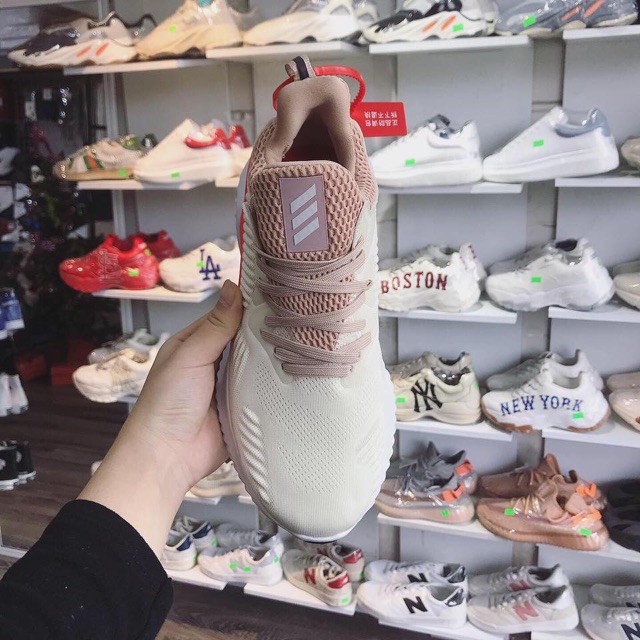 (Video cận cảnh) Giày thể thao sneaker alphabounce kem cam