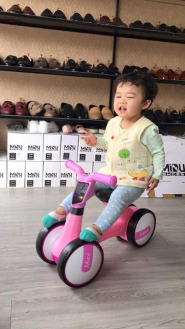 Xe chòi chân minibike phát nhạc và đèn cho bé. Xe cân bằng 4 bánh yên to bản , nhựa đẹp