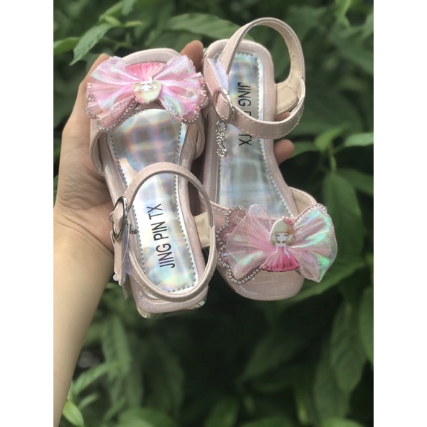 Sandal đính nơ gắn cườm cho bé gái 8107 nhỏ- dép quai hậu của bé đi học đế dẻo có gót êm chân chắc chắn (sz27-sz31) 8109