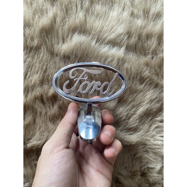 Logo theo xe Ford trang trí nắp capo