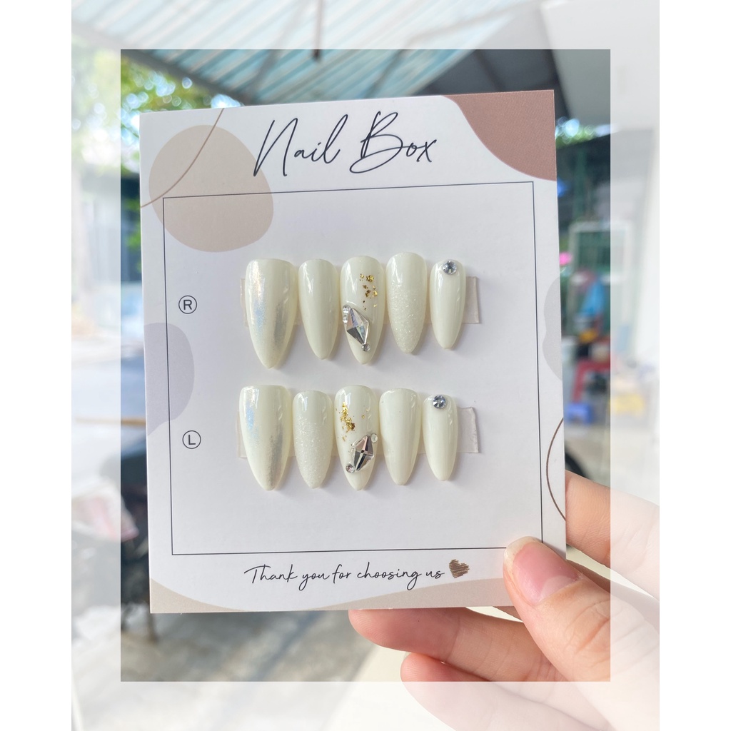 Nail box tông trắng sang chảnh
