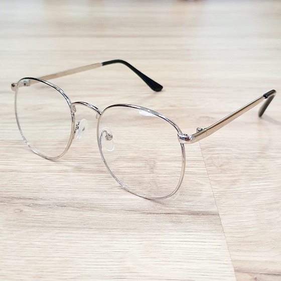 Kính Gọng Kim Loại Tròn Màu Bạc Kích Thước Tổng Chiều Ngang Kính 13cm Kiểu Dáng Mảnh Nhưng Độ Dày 4mm Chân Bọc Nhựa
