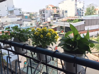 Giỏ sắt treo ban công.