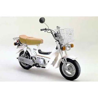 Yếm giữa xe CHALY che bình xăng con.