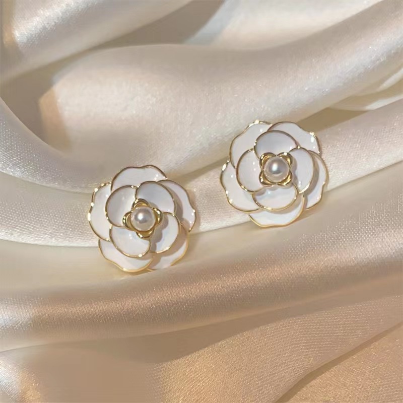 Khuyên tai nữ hoa trà đen và trắng viền mạ vàng đính ngọc trai nhân tạo TB584