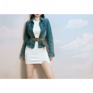 Khoác jean lửng cài nút bướm thêu