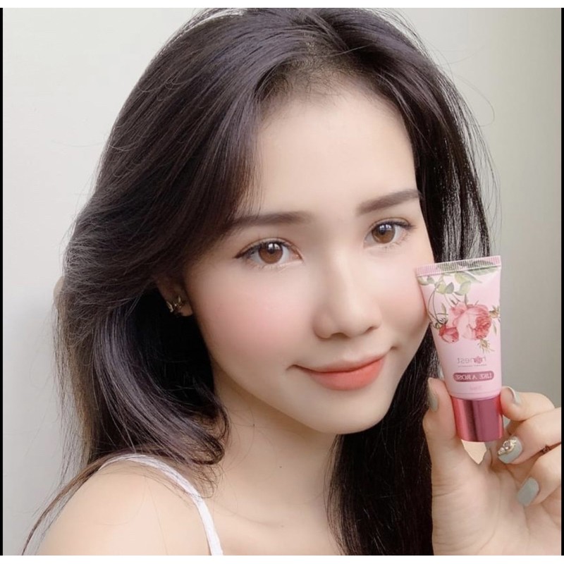 Kem má hồng Honest Beauty.