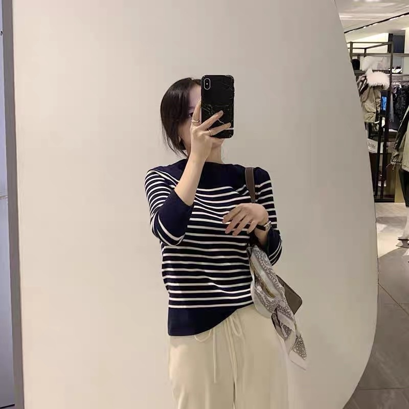 Áo len dài tay kẻ ngang nữ tính