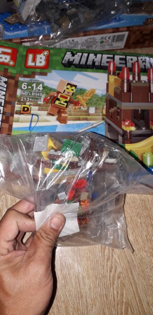 Lắp ráp 1 hộp LegoMineCraft biệt thự trên sông LB549