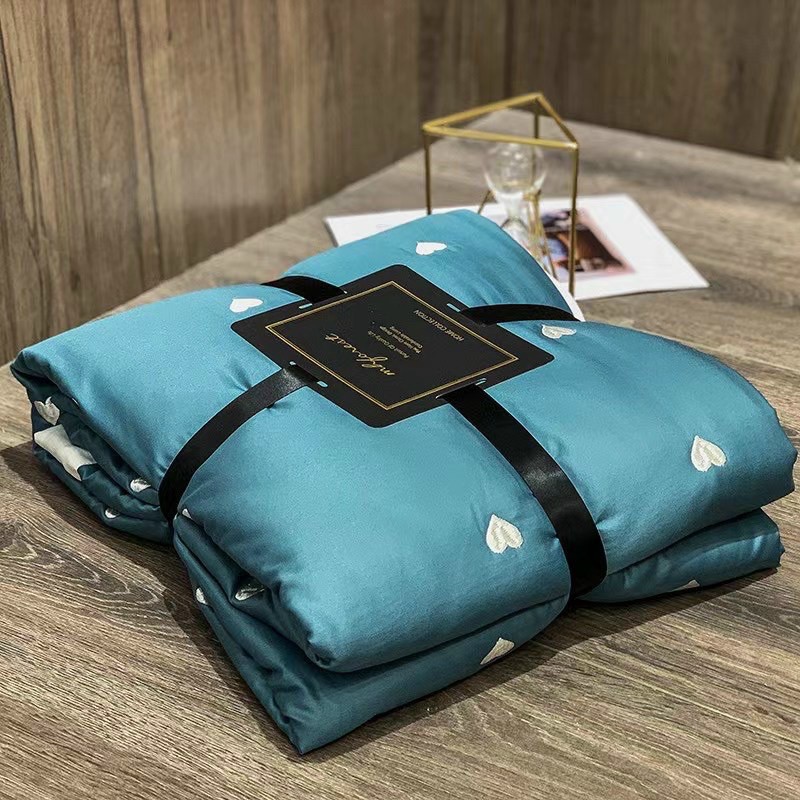 Chăn hè lụa thêu trái tim 2mx2m3 MỚI