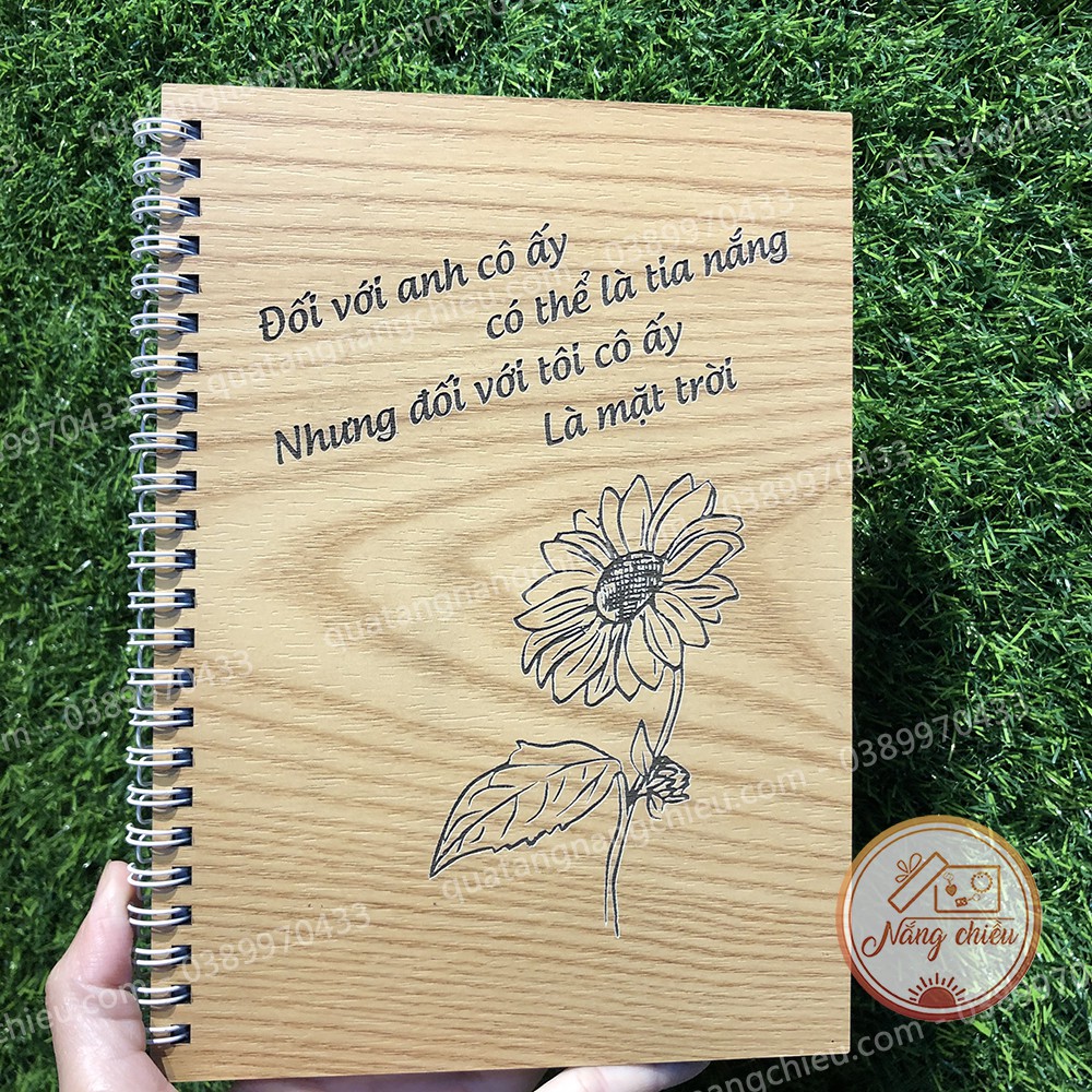 Nhật ký Hoa Mặt Trời - Sổ bìa gỗ cứng khắc theo yêu cầu - Gáy xoắn hiện đại, dễ dàng đóng mở sổ