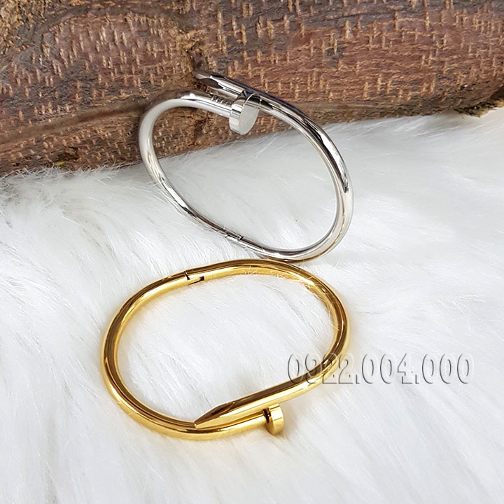 Vòng đinh uốn bảng dày cho tay nam.