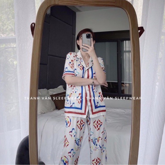 Pijama tay ngắn quần dài hoạ tiết L. V trắng lụa satin cao cấp quảng châu