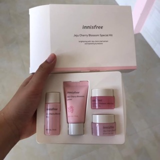 Bộ Kit Dưỡng Trắng Da 4 Món Innisfree Jeju Cherry Blossom Special Kit