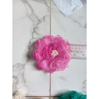 Hoa cài áo nhụy trắng