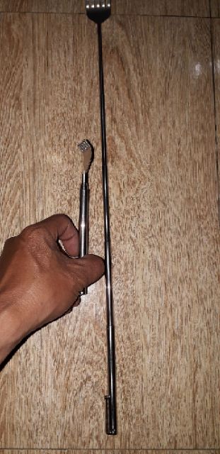 Một dụng cụ gãy lưng bằng inox kéo dài 60cm