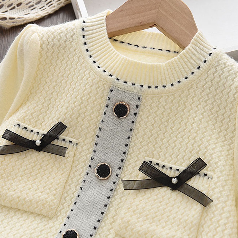 Trang phục Bear Leader gồm áo sweater tay dài màu trơn phối chân váy xếp nếp phong cách thu đông mới cho bé gái 2-6 tuổi