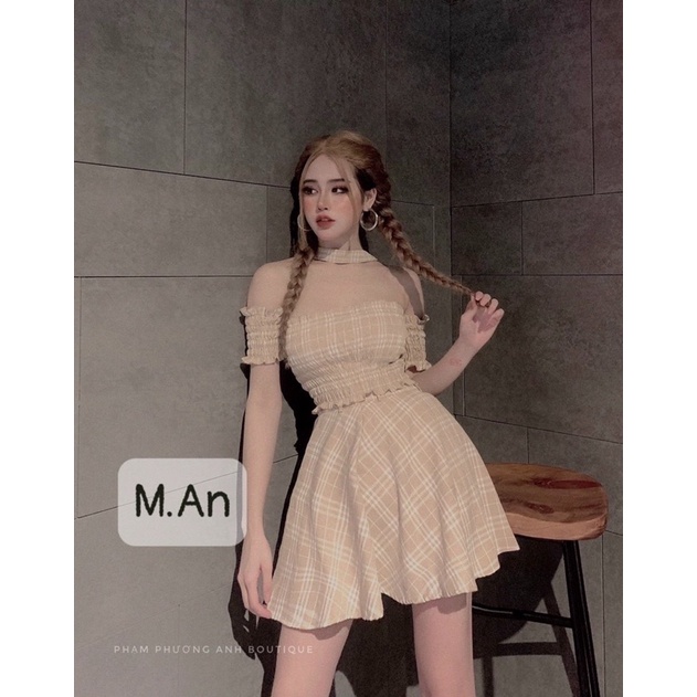 Set áo nhún thân, chân váy caro kèm choker.