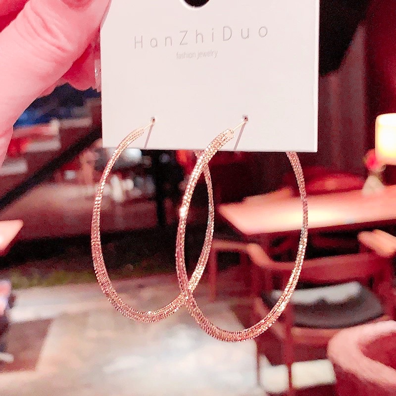 bông tai khoen tròn 3 cạnh đang chéo , khuyên tai tròn cá tính phong cách hàn quốc