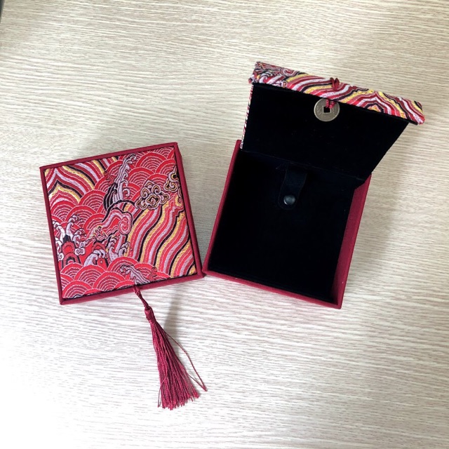 Combo 10 hộp gấm đỏ thêu nổi đựng vòng phong thủy tphcm