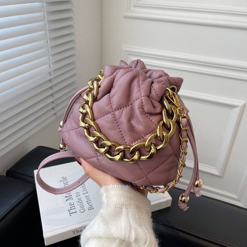 Túi xách nữ dây rút dập trám màu trơn kèm phụ kiện thời trang nữ