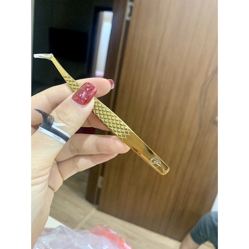 Nhíp hoa hồng đen