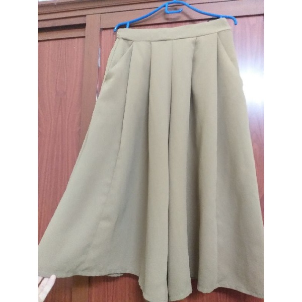 Quần váy xếp li màu nâu size S-M thanh lý