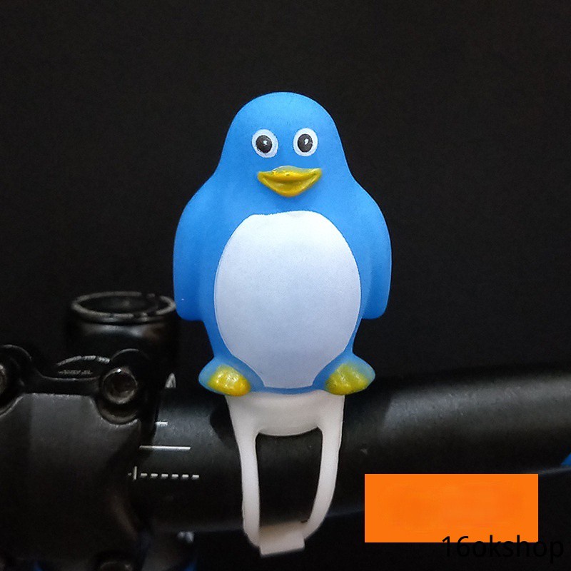 Vịt vàng đội mũ bảo hiểm gắn xe đạp/ xe máy xinh xắn