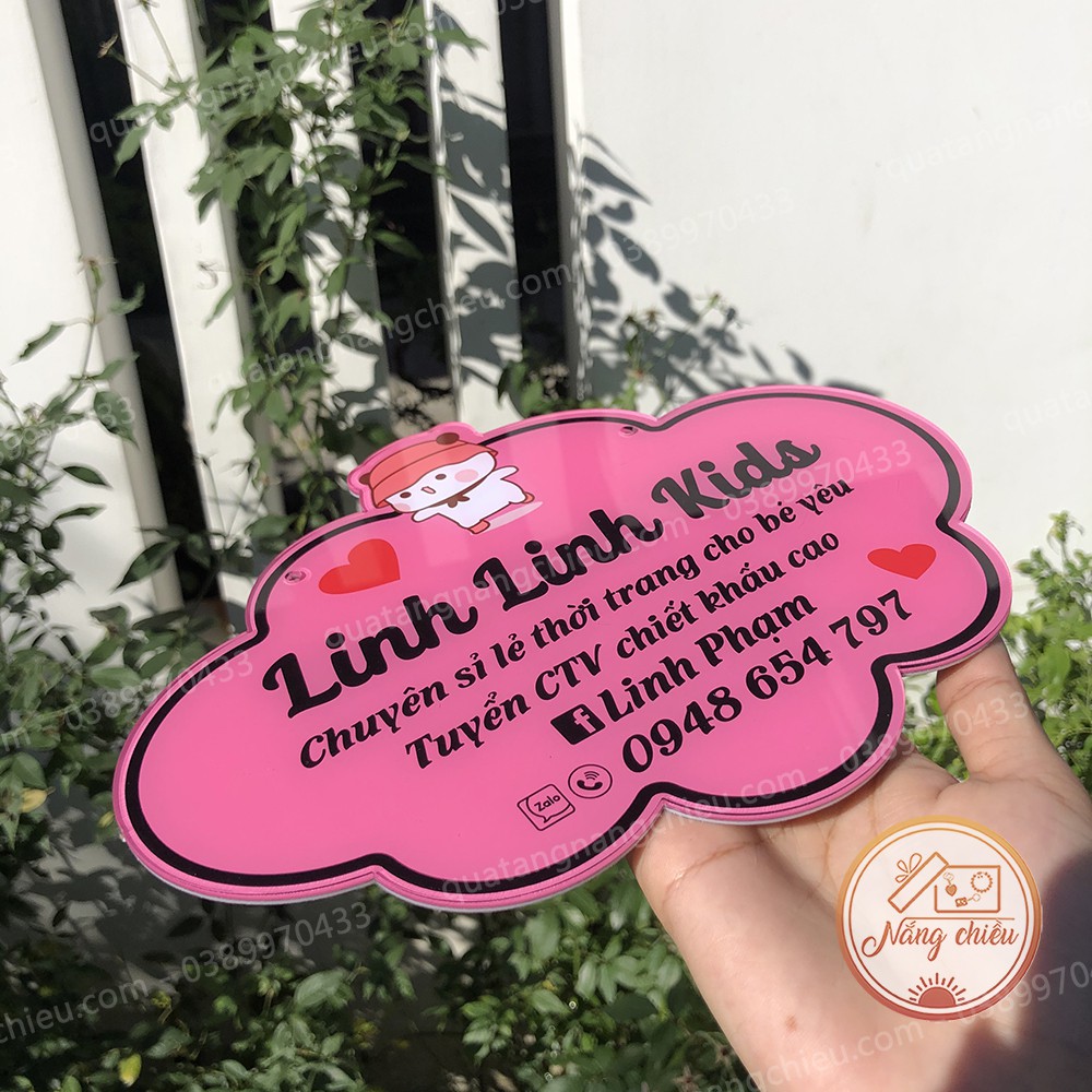 Bảng hiệu chụp hình sản phẩm cho shop kinh doanh quần áo trẻ em, đạo cụ chụp ảnh và chống trộm hình ảnh , chất liệu mica