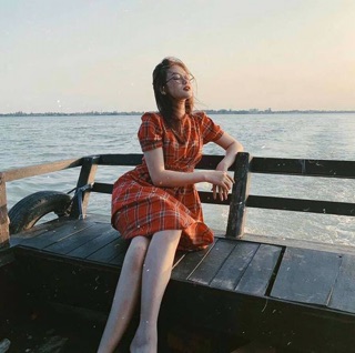 Váy thô kẻ đỏ