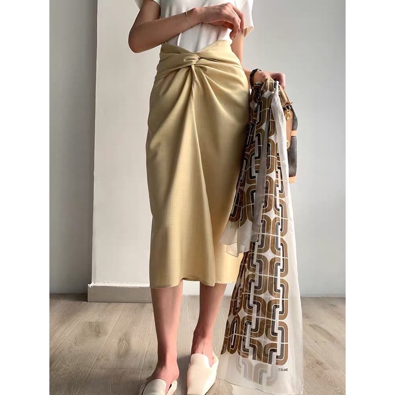 Chân váy lụa xoắn eo dáng bút chì xẻ tà giữa | BigBuy360 - bigbuy360.vn