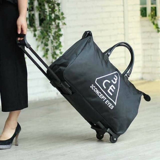 Túi du lịch 3CE có tay kéo tiện lợi