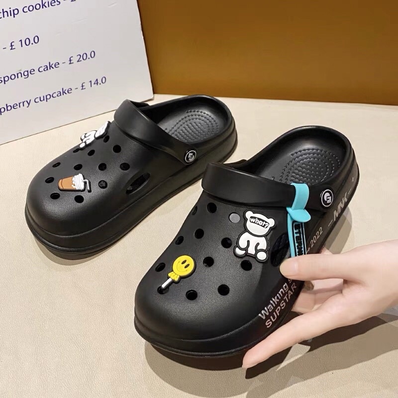 Dép sục Cross mùa hè họa tiết hoạt hình siêu mềm, siêu nhẹ chống trơn trượt, tặng kèm thêm 4 Ticker gắn dép.