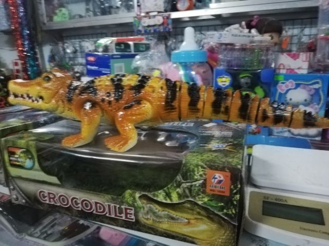 Hộp đồ chơi cá sấu tặng kèm pin  !!!