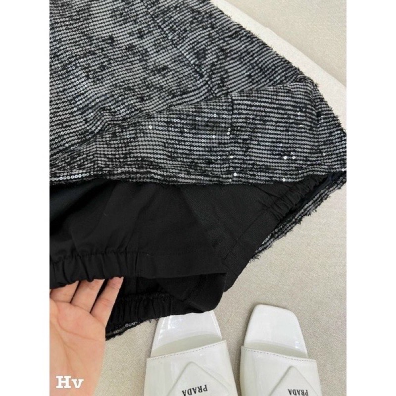 CHÂN VÁY NHŨ ĐEN BLING HÀNG QCL1 CHUẨN TAG MÁC MS33173