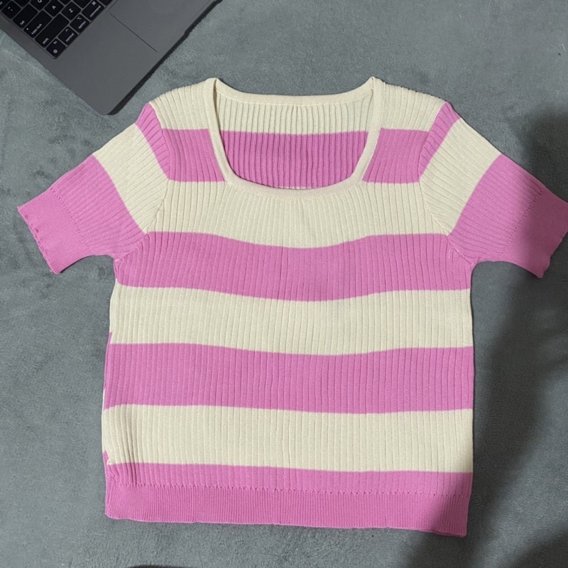 Áo trắng croptop trễ vai và chân váy HM