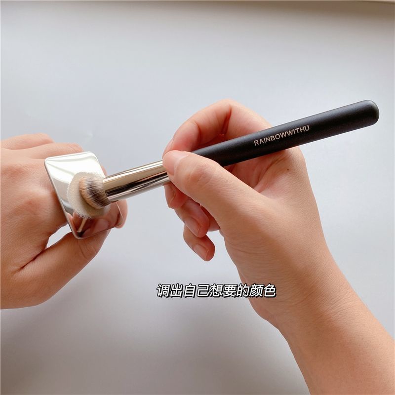 Bảng màu tiện dụng gồm kem che khuyết điểm và kem nền dạng lỏng