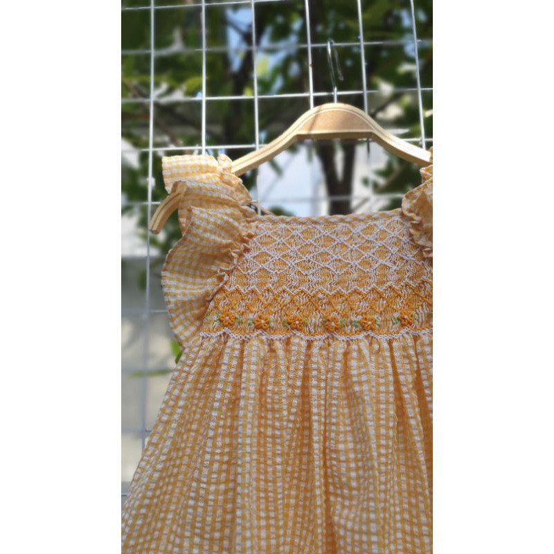 Váy smock thêu tay màu trắng/caro vàng