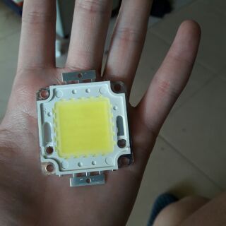 Bóng đèn pha led 50w rẻ - trắng và vàng.