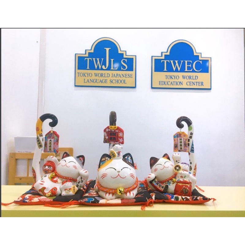 Mèo Thần tài Đuôi dài "Khai Vận Chiêu Tài" 23cm  - Hũ đỏ