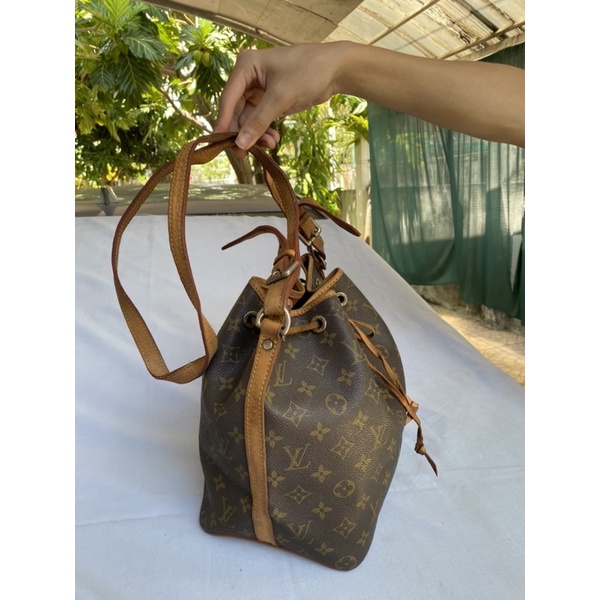 Túi chuẩn si. Túi qua sử dụng. Khách vui lòng xem hình nếu muốn biết thêm thông tin sản phẩm mời khách vô chat. Thanks .