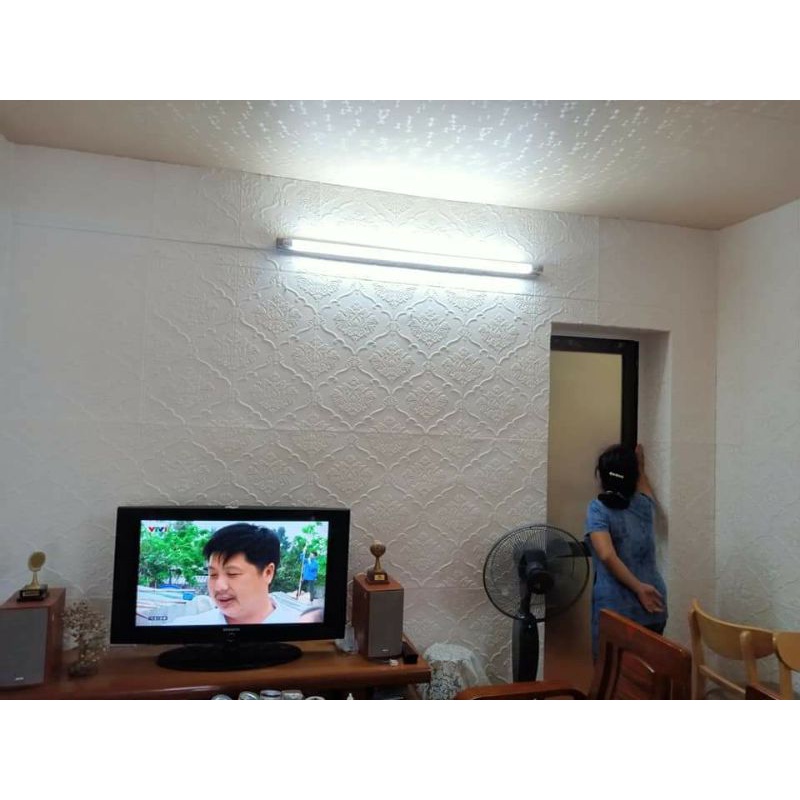 Combo 50 tấm xốp dán tường tân cổ màu trắng. khổ lớn 70x70cm có keo sẵn