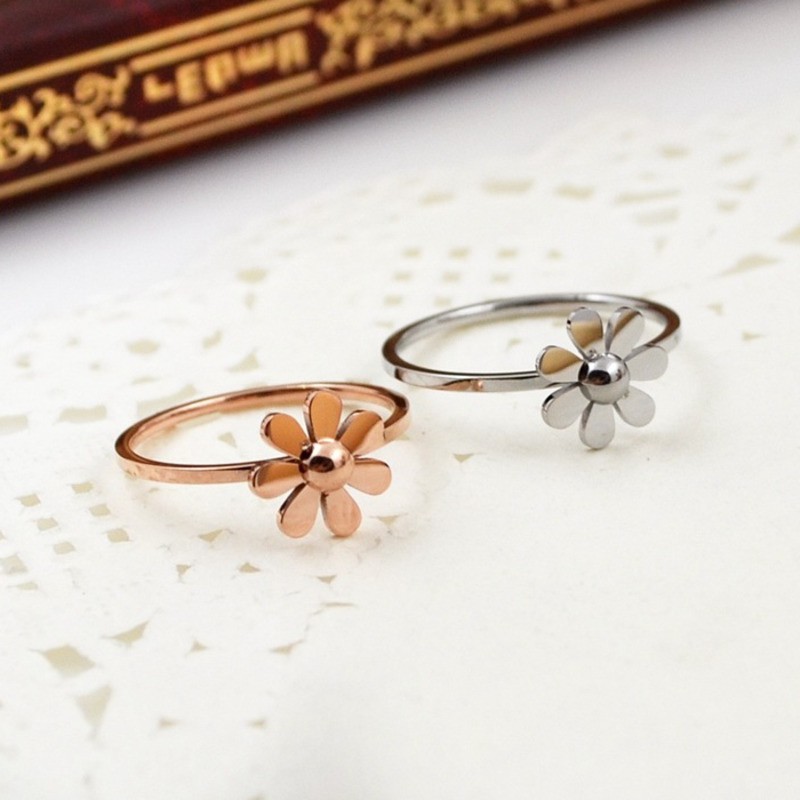 Nhẫn titan trang trí hoa cúc xinh xắn dành cho nam và nữ
