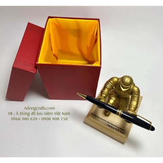 Kê bút, cắm bút dâng bút tượng kỵ sĩ giáp sĩ , chân đế bằng gỗ - quà tặng lưu niệm đặt để bàn làm việc