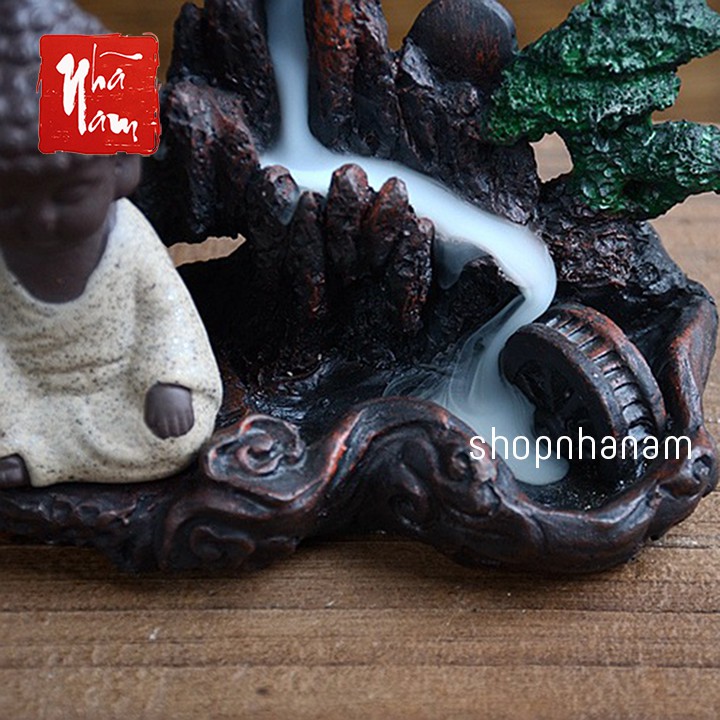 Thác khói trầm hương để bàn tặng 3 nụ trầm phật tọa thiền núi đá tượng màu vàng