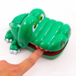 Răng cá sấu. Đồ chơi cho bé